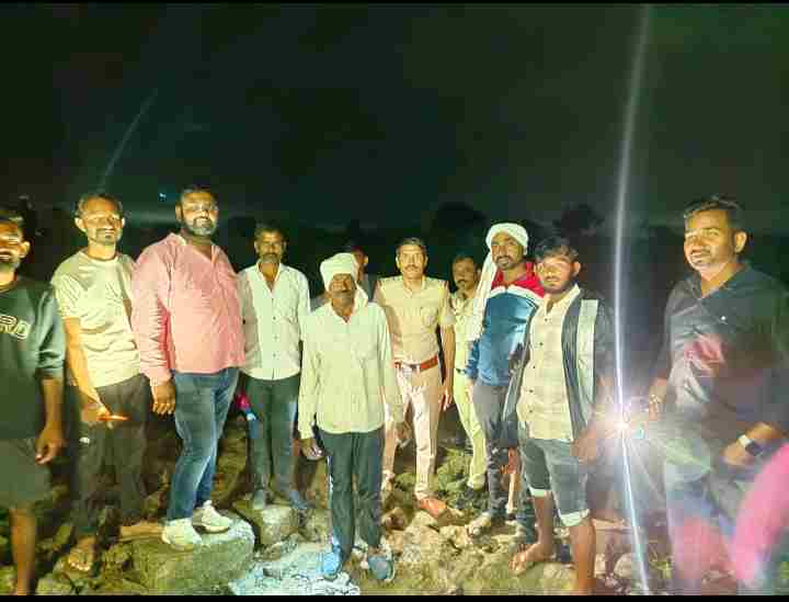 पुरामध्ये अडकलेले लोक सुखरूप काढले बाहेर